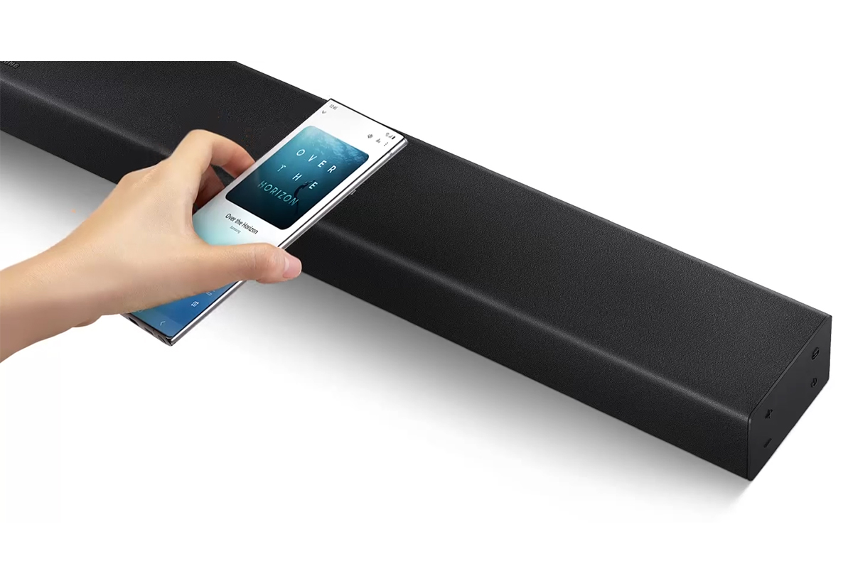 Απεικονίζεται η χρήση nfc στο soundbar.